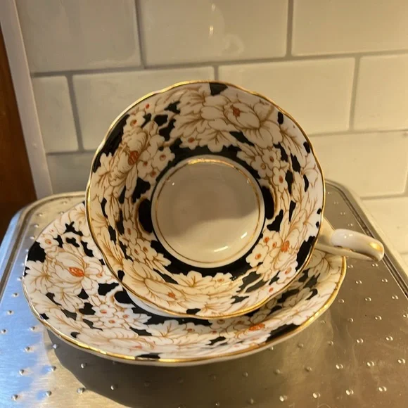 Victoria C & E bone china Peony hand painted tea cup & saucer - Picture 2 of 8